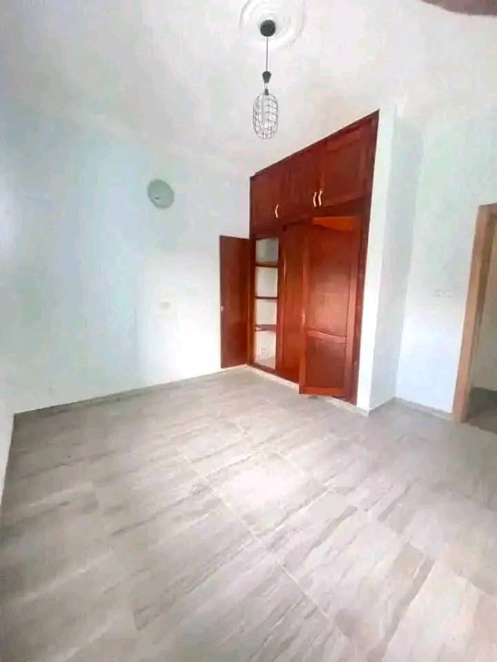 Appartement à louer - Yaoundé, Santa Barbara, santa babara - 1 salon(s), 3 chambre(s), 2 salle(s) de bains - 270 000 FCFA / mois