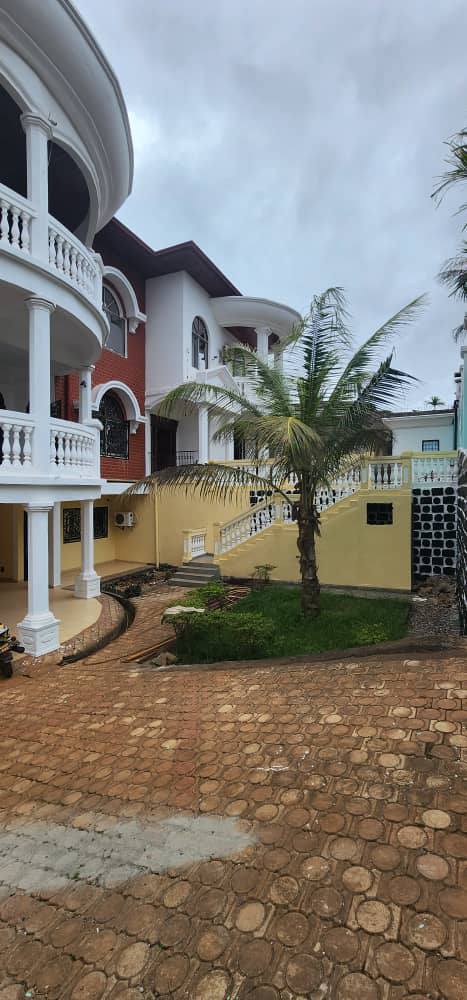 Maison (Duplex) à louer - Yaoundé, Odza, odza - 2 salon(s), 7 chambre(s), 7 salle(s) de bains - 1 000 000 FCFA / mois