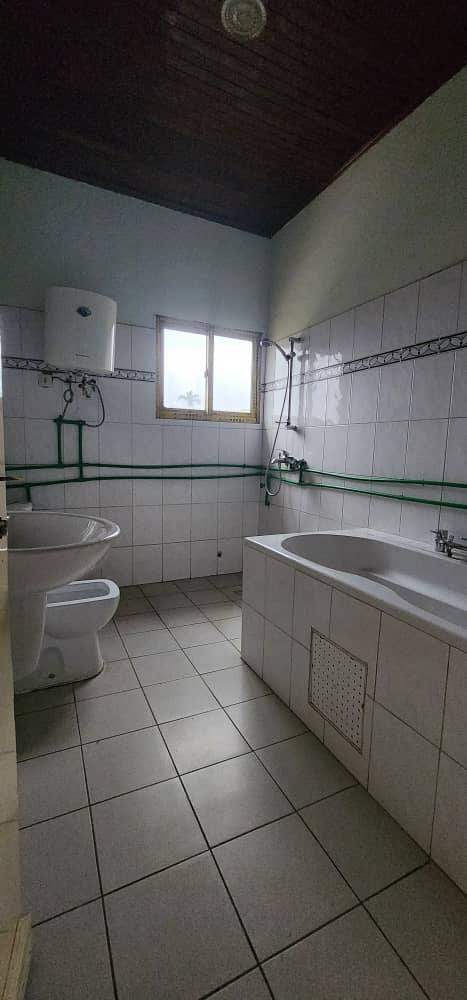 Maison (Duplex) à louer - Yaoundé, Odza, odza - 2 salon(s), 7 chambre(s), 7 salle(s) de bains - 1 000 000 FCFA / mois