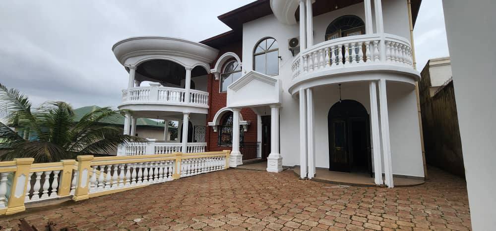 Maison (Duplex) à louer - Yaoundé, Odza, odza - 2 salon(s), 7 chambre(s), 7 salle(s) de bains - 1 000 000 FCFA / mois