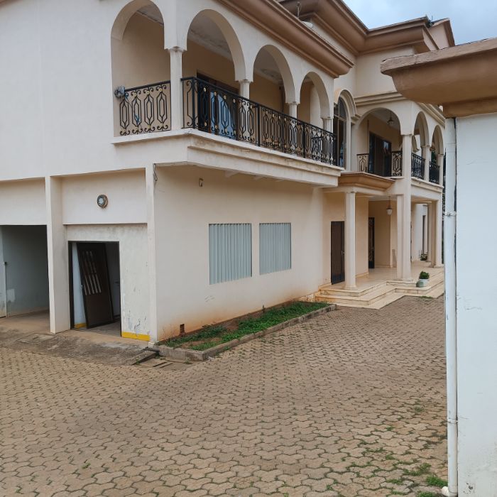 Office to rent at Yaoundé, Bastos, Golf - 1000 m2 - 4 500 000 FCFA