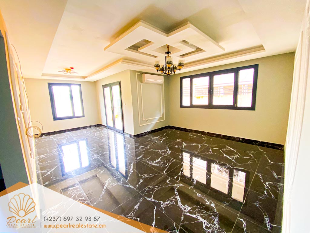Appartement à louer - Yaoundé, Bastos, Golf - 1 salon(s), 3 chambre(s), 4 salle(s) de bains - 800 000 FCFA / mois