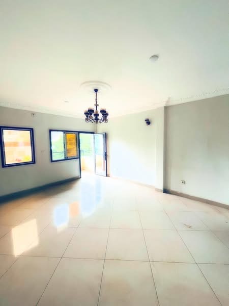 Appartement à louer - Yaoundé, Bastos, Carrefour - 1 salon(s), 2 chambre(s), 1 salle(s) de bains - 300 000 FCFA / mois