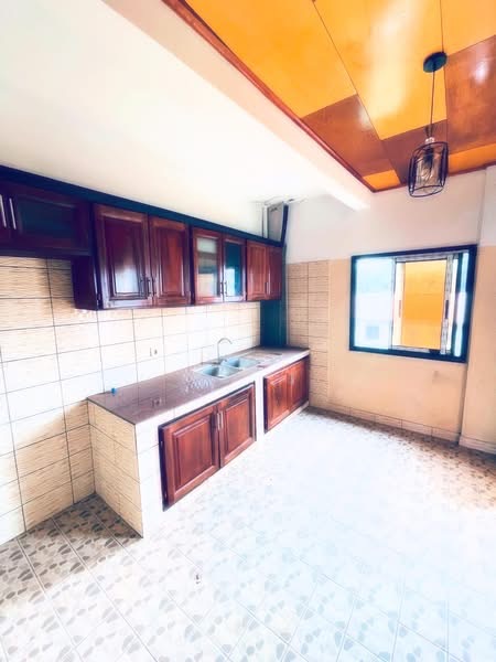 Appartement à louer - Yaoundé, Bastos, Carrefour - 1 salon(s), 2 chambre(s), 1 salle(s) de bains - 300 000 FCFA / mois