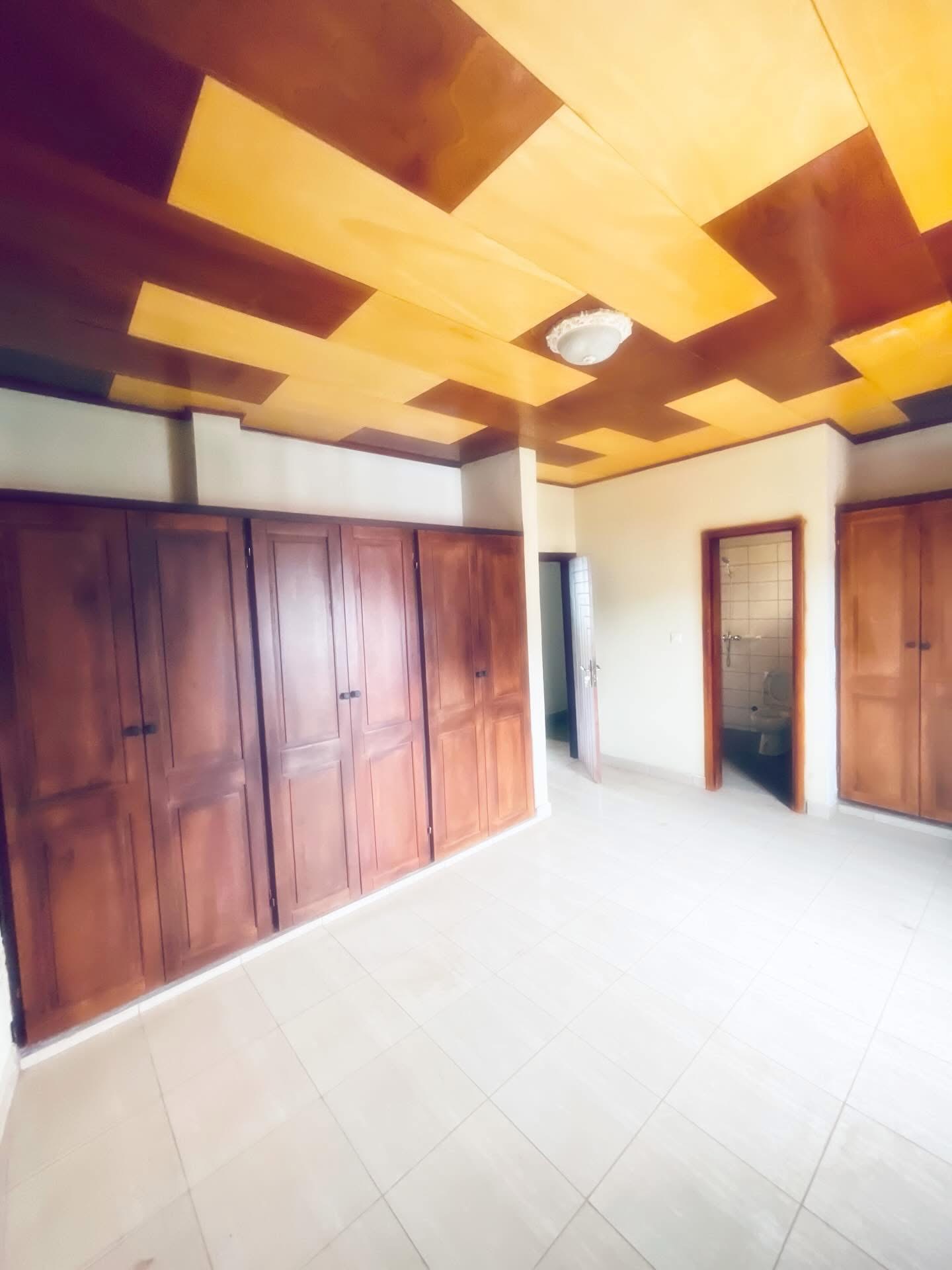 Appartement à louer - Yaoundé, Bastos, Carrefour - 1 salon(s), 2 chambre(s), 1 salle(s) de bains - 300 000 FCFA / mois