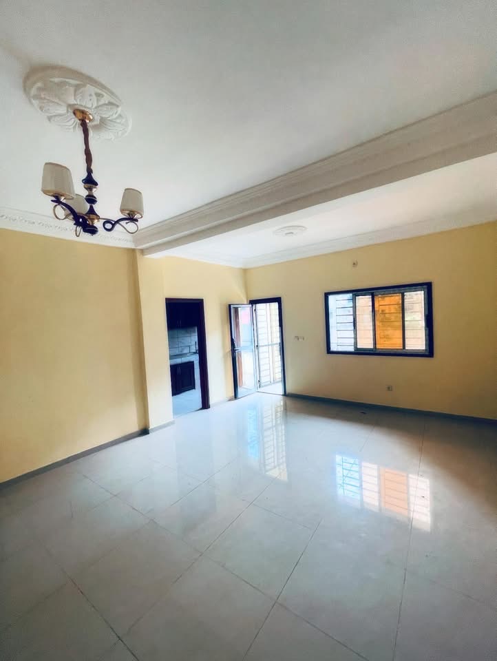 Appartement à louer - Yaoundé, Bastos, Carrefour - 1 salon(s), 1 chambre(s), 1 salle(s) de bains - 200 000 FCFA / mois