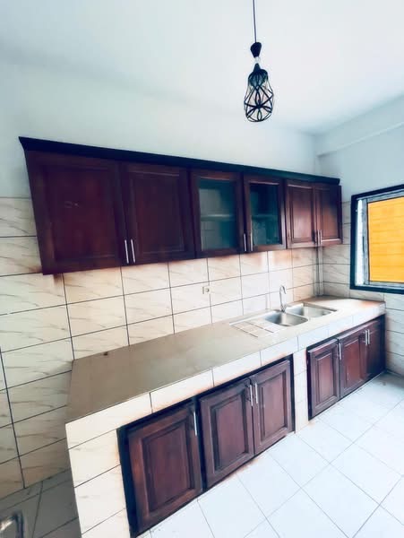 Appartement à louer - Yaoundé, Bastos, Carrefour - 1 salon(s), 1 chambre(s), 1 salle(s) de bains - 200 000 FCFA / mois