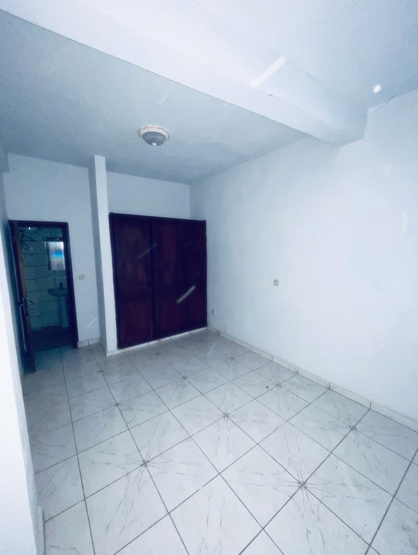 Appartement à louer - Yaoundé, Bastos, Carrefour - 1 salon(s), 1 chambre(s), 1 salle(s) de bains - 200 000 FCFA / mois