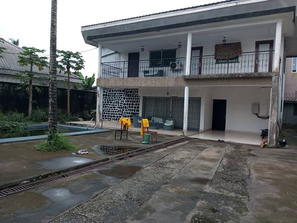 House (Villa) to rent - Douala, Bonapriso, BGFI - 1 living room(s), 4 bedroom(s), 3 bathroom(s) - 2 000 000 FCFA / month