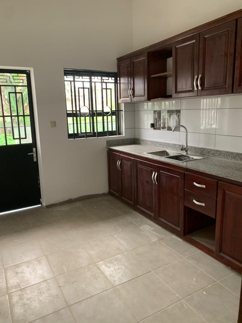 Apartment to rent - Yaoundé, Bastos, Mbankolo - 1 living room(s), 3 bedroom(s), 3 bathroom(s) - 650 000 FCFA / month