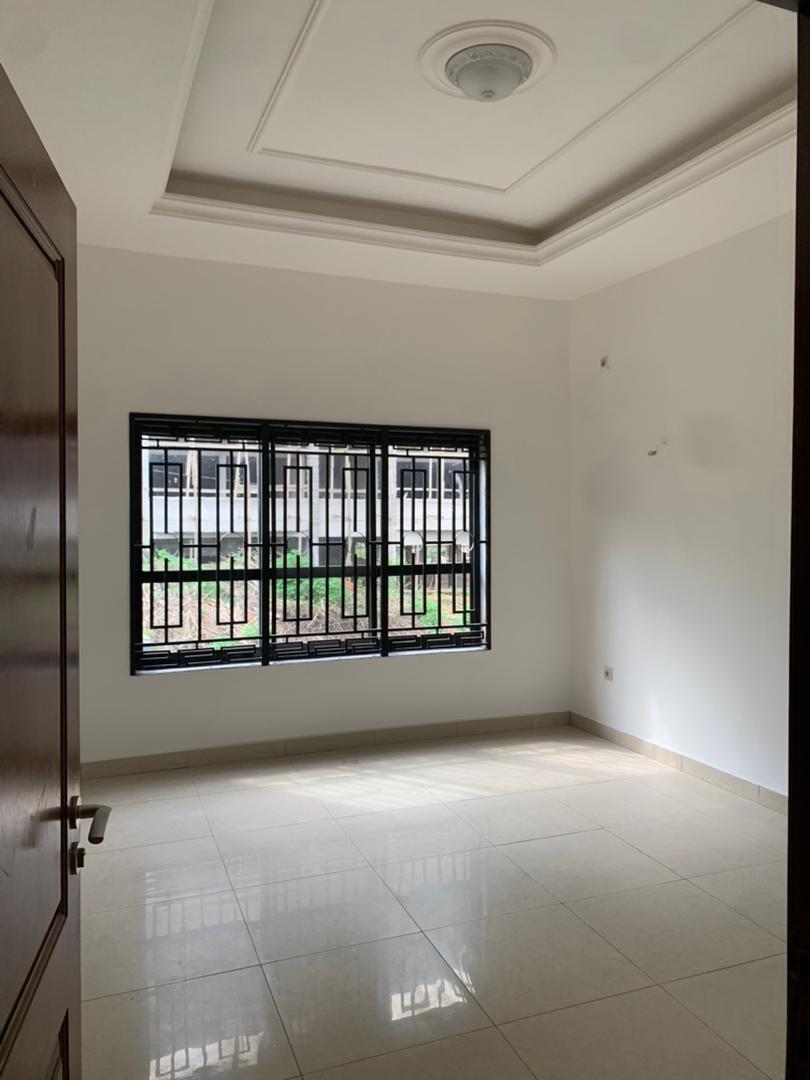 Apartment to rent - Yaoundé, Bastos, Mbankolo - 1 living room(s), 3 bedroom(s), 3 bathroom(s) - 650 000 FCFA / month