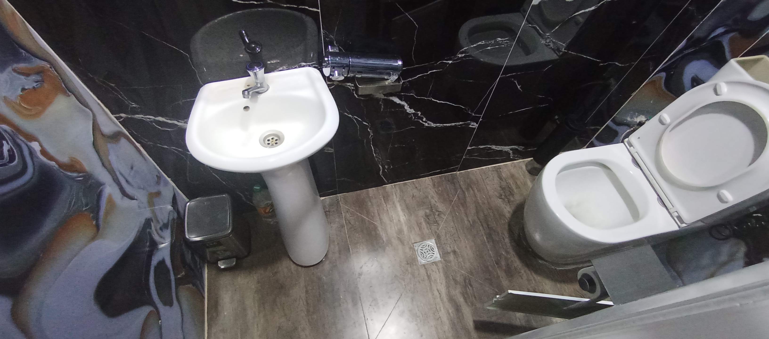 Appartement à louer - Yaoundé, Bastos, DRAGAGE - 1 salon(s), 1 chambre(s), 2 salle(s) de bains - 350 000 FCFA / mois