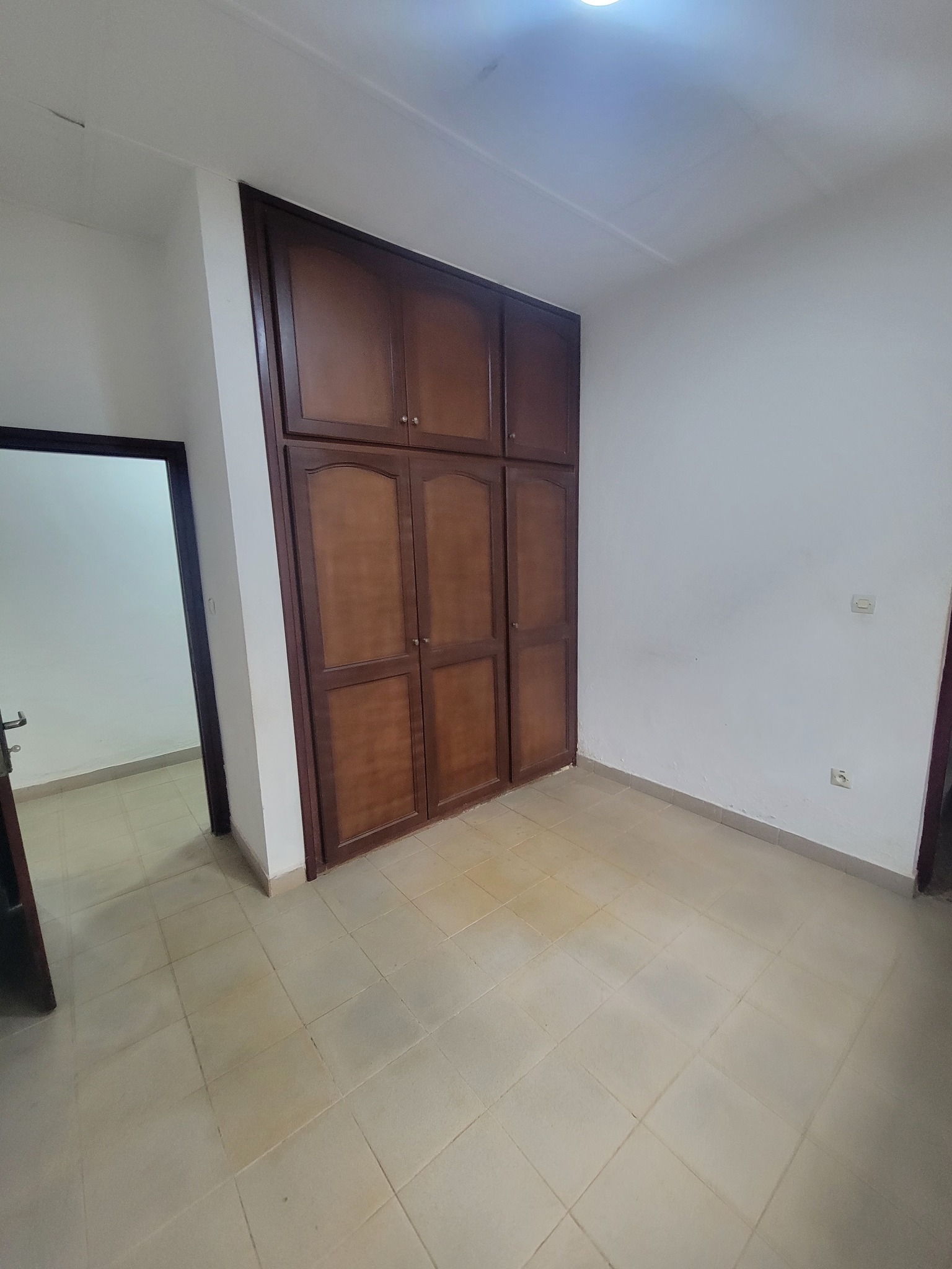 House (Villa) to rent - Yaoundé, Bastos, bastos - 2 living room(s), 7 bedroom(s), 7 bathroom(s) - 1 500 000 FCFA / month