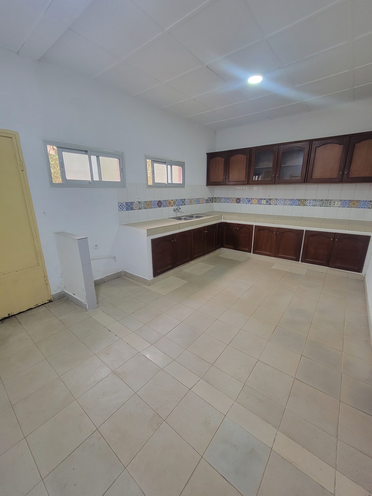 House (Villa) to rent - Yaoundé, Bastos, bastos - 2 living room(s), 7 bedroom(s), 7 bathroom(s) - 1 500 000 FCFA / month