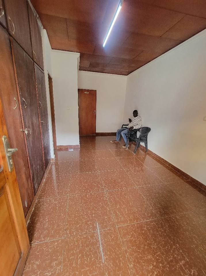 House (Duplex) to rent - Yaoundé, Bastos, bastos - 2 living room(s), 4 bedroom(s), 4 bathroom(s) - 550 000 FCFA / month