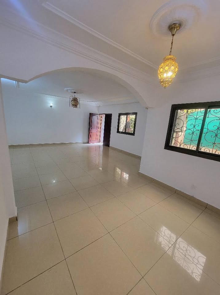 House (Duplex) to rent - Yaoundé, Bastos, bastos - 2 living room(s), 4 bedroom(s), 4 bathroom(s) - 550 000 FCFA / month
