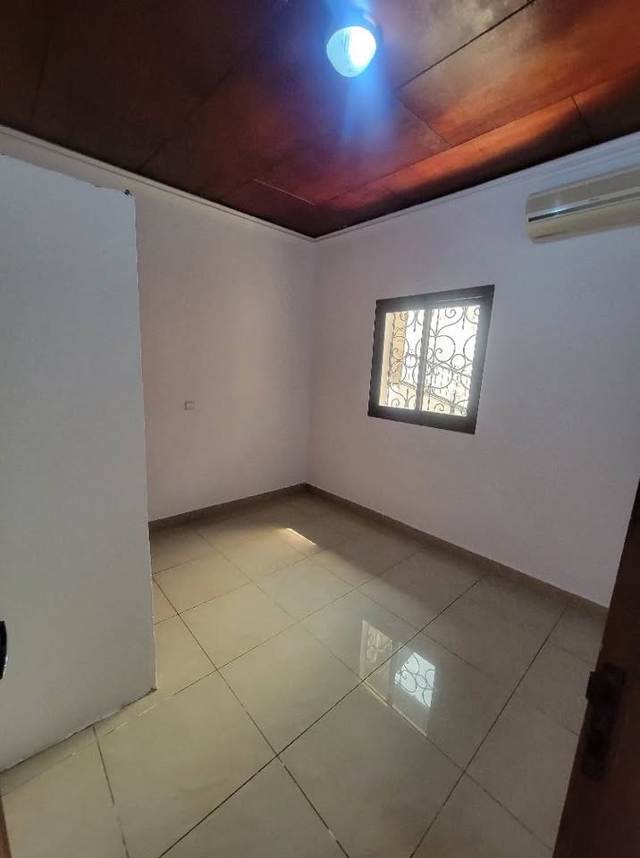 House (Duplex) to rent - Yaoundé, Bastos, bastos - 2 living room(s), 4 bedroom(s), 4 bathroom(s) - 550 000 FCFA / month