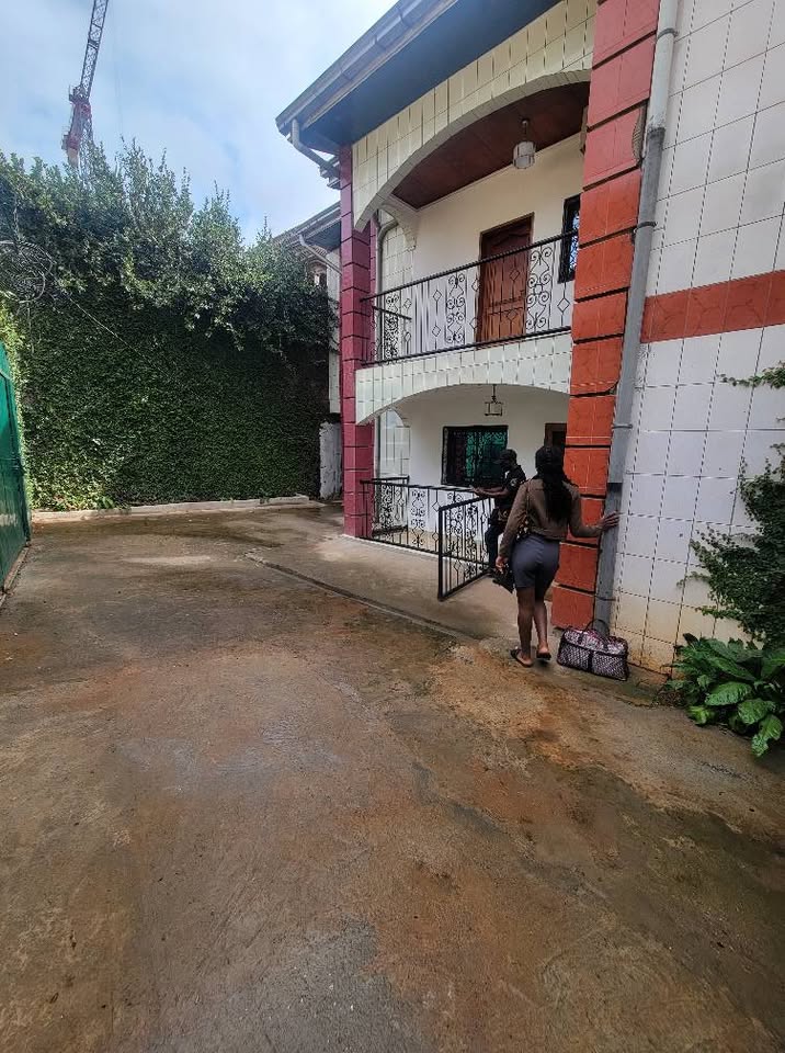 House (Duplex) to rent - Yaoundé, Bastos, bastos - 2 living room(s), 4 bedroom(s), 4 bathroom(s) - 550 000 FCFA / month