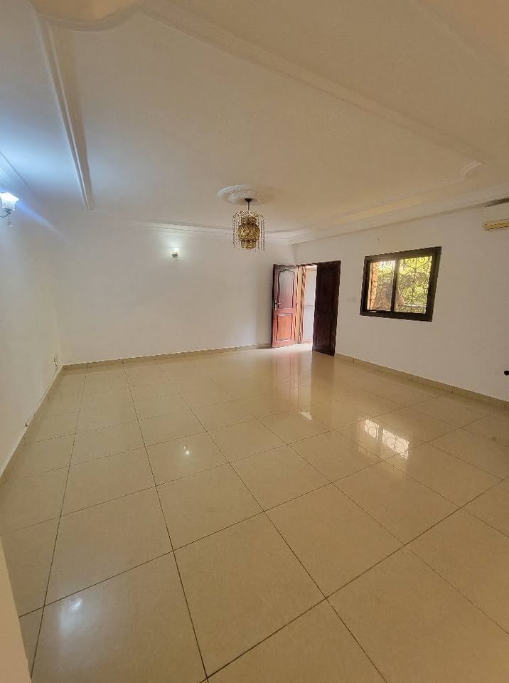 House (Duplex) to rent - Yaoundé, Bastos, bastos - 2 living room(s), 4 bedroom(s), 4 bathroom(s) - 550 000 FCFA / month