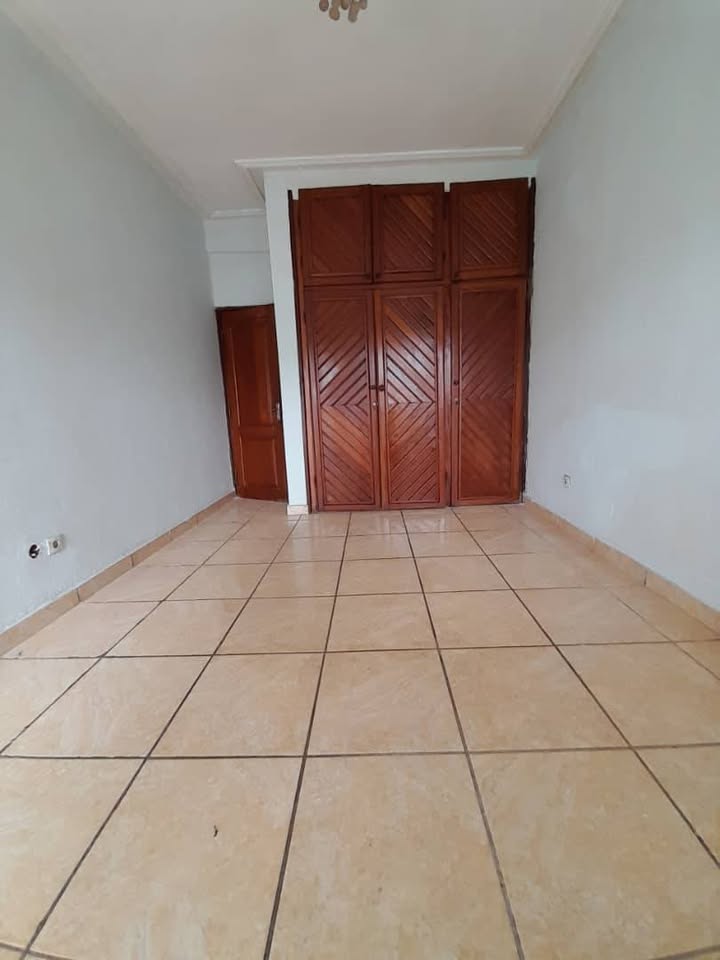 Appartement à louer - Yaoundé, Mfandena, omnisport - 1 salon(s), 3 chambre(s), 3 salle(s) de bains - 300 000 FCFA / mois