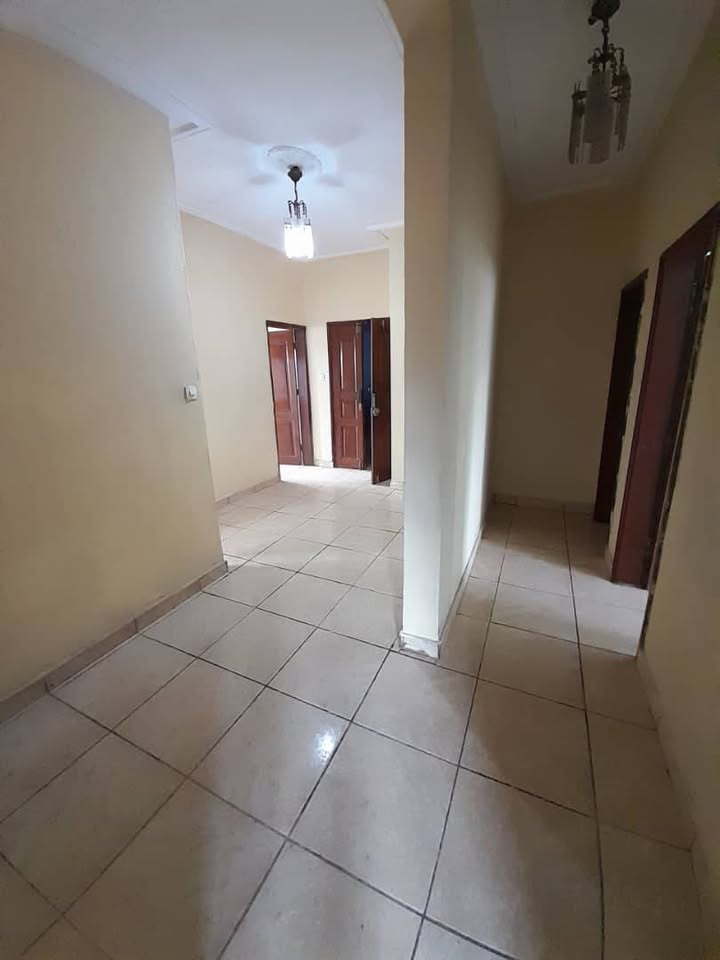 Appartement à louer - Yaoundé, Mfandena, omnisport - 1 salon(s), 3 chambre(s), 3 salle(s) de bains - 300 000 FCFA / mois