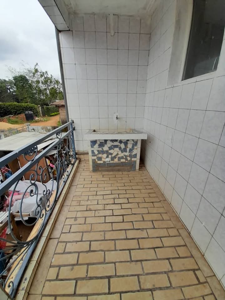 Appartement à louer - Yaoundé, Mfandena, omnisport - 1 salon(s), 3 chambre(s), 3 salle(s) de bains - 300 000 FCFA / mois