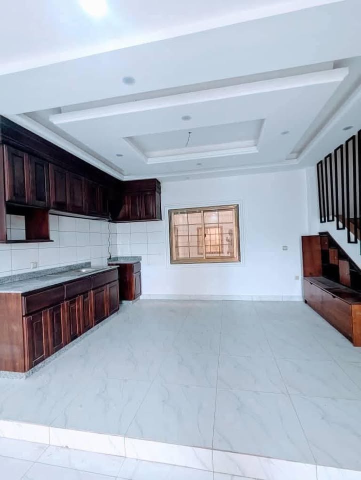 House (Duplex) to rent - Yaoundé, Obobogo, obonogo - 2 living room(s), 3 bedroom(s), 3 bathroom(s) - 350 000 FCFA / month