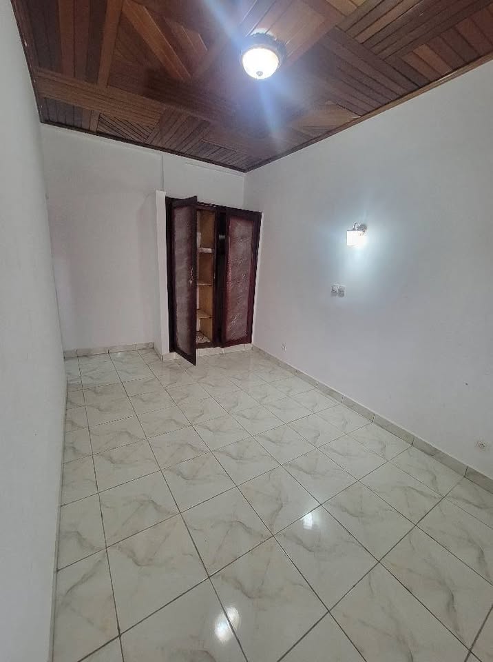 Appartement à louer - Yaoundé, Mfandena, omnisport - 1 salon(s), 2 chambre(s), 3 salle(s) de bains - 300 000 FCFA / mois