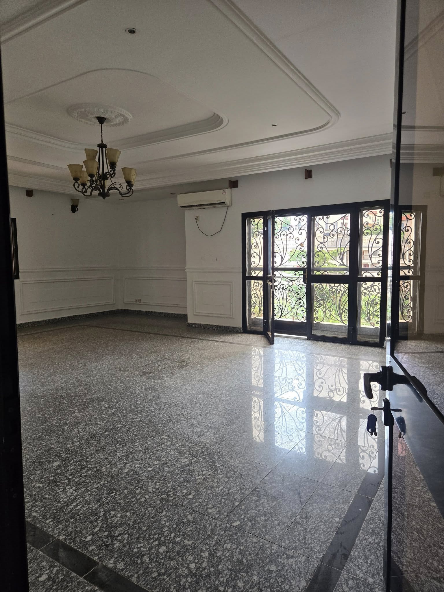 Appartement à louer - Yaoundé, Bastos, bastos - 1 salon(s), 5 chambre(s), 5 salle(s) de bains - 1 000 000 FCFA / mois