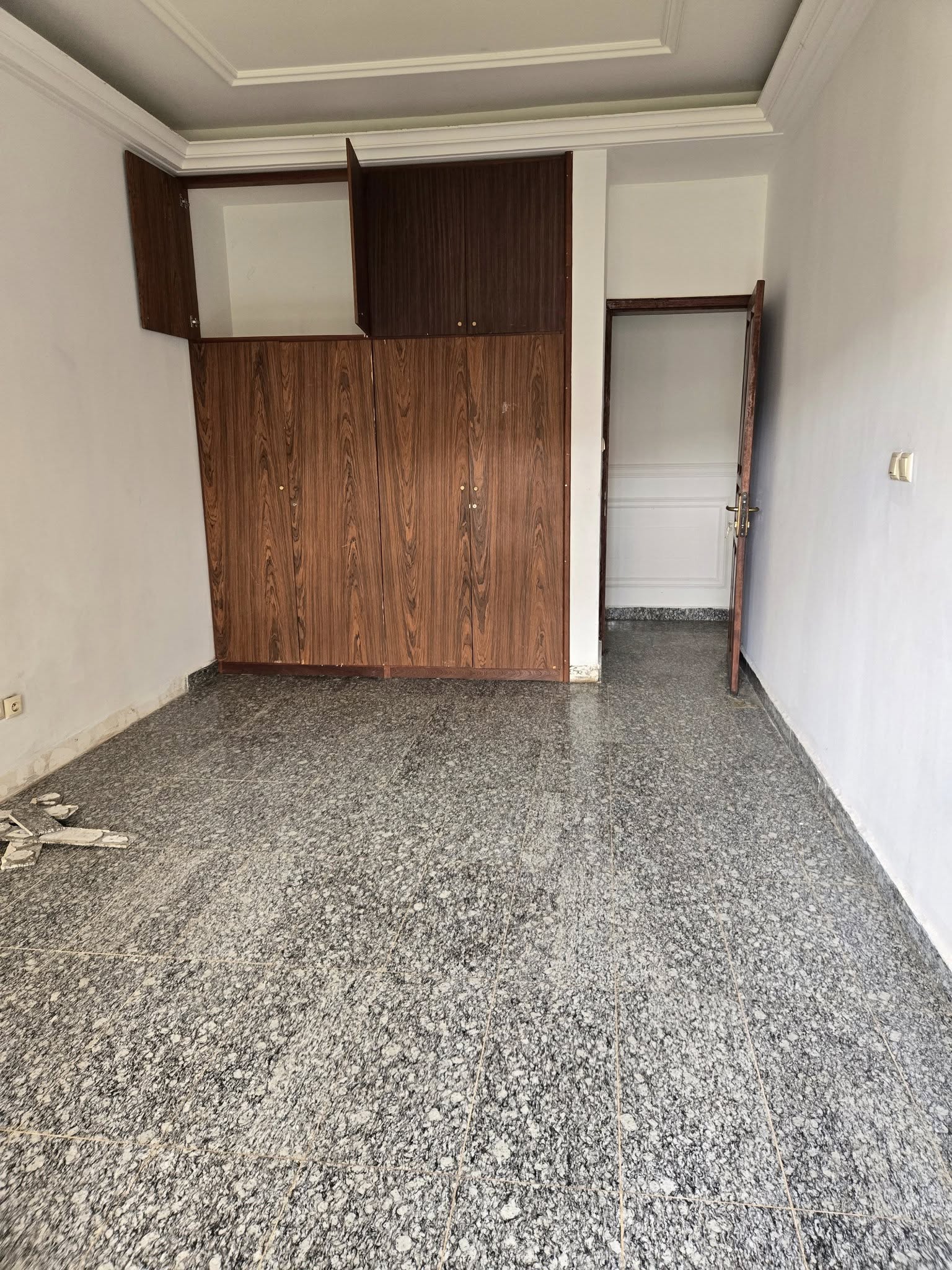Appartement à louer - Yaoundé, Bastos, bastos - 1 salon(s), 5 chambre(s), 5 salle(s) de bains - 1 000 000 FCFA / mois