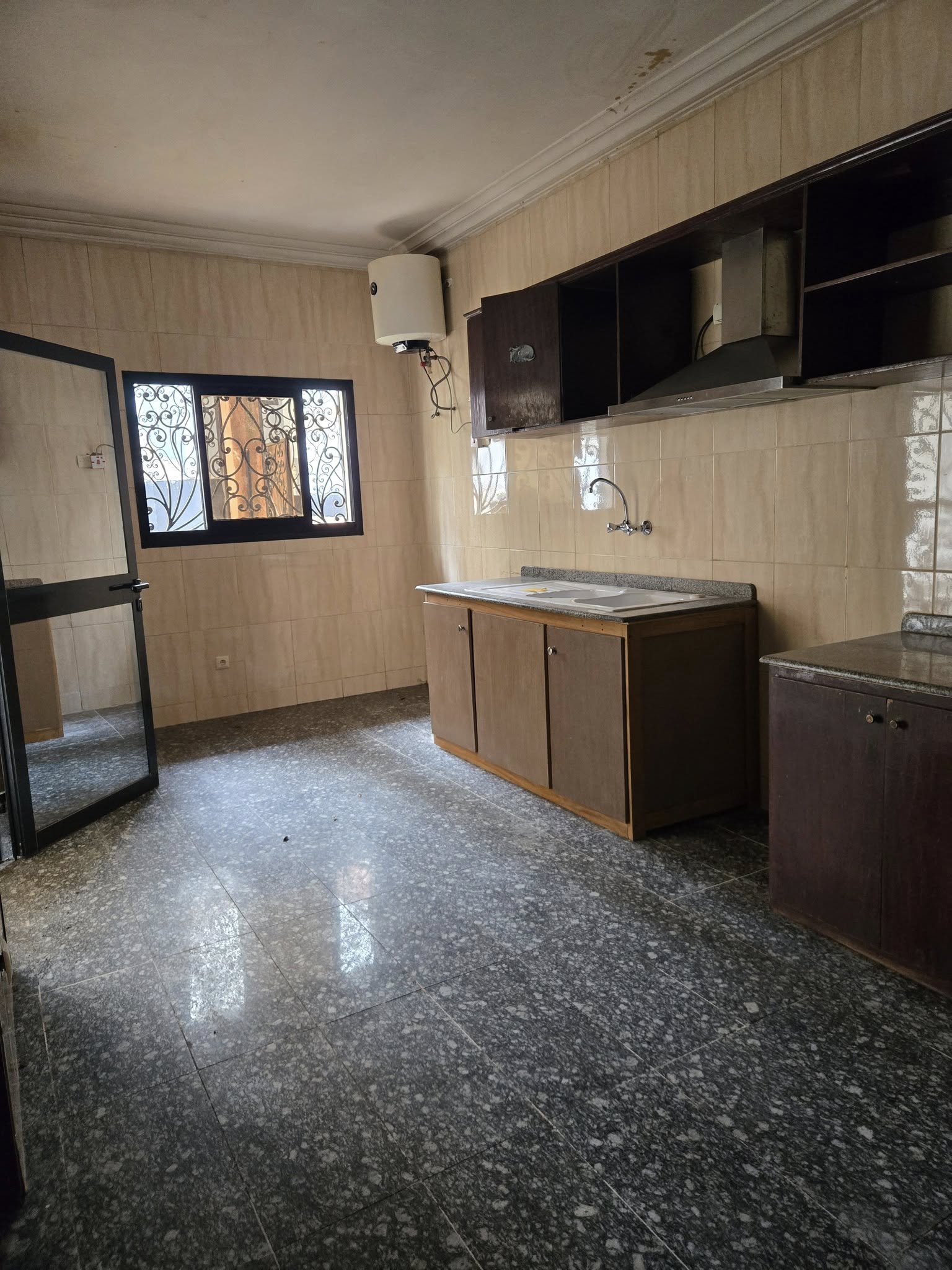 Appartement à louer - Yaoundé, Bastos, bastos - 1 salon(s), 5 chambre(s), 5 salle(s) de bains - 1 000 000 FCFA / mois