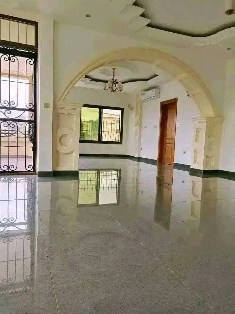 Apartment to rent - Yaoundé, Bastos, bastos - 1 living room(s), 3 bedroom(s), 4 bathroom(s) - 1 300 000 FCFA / month