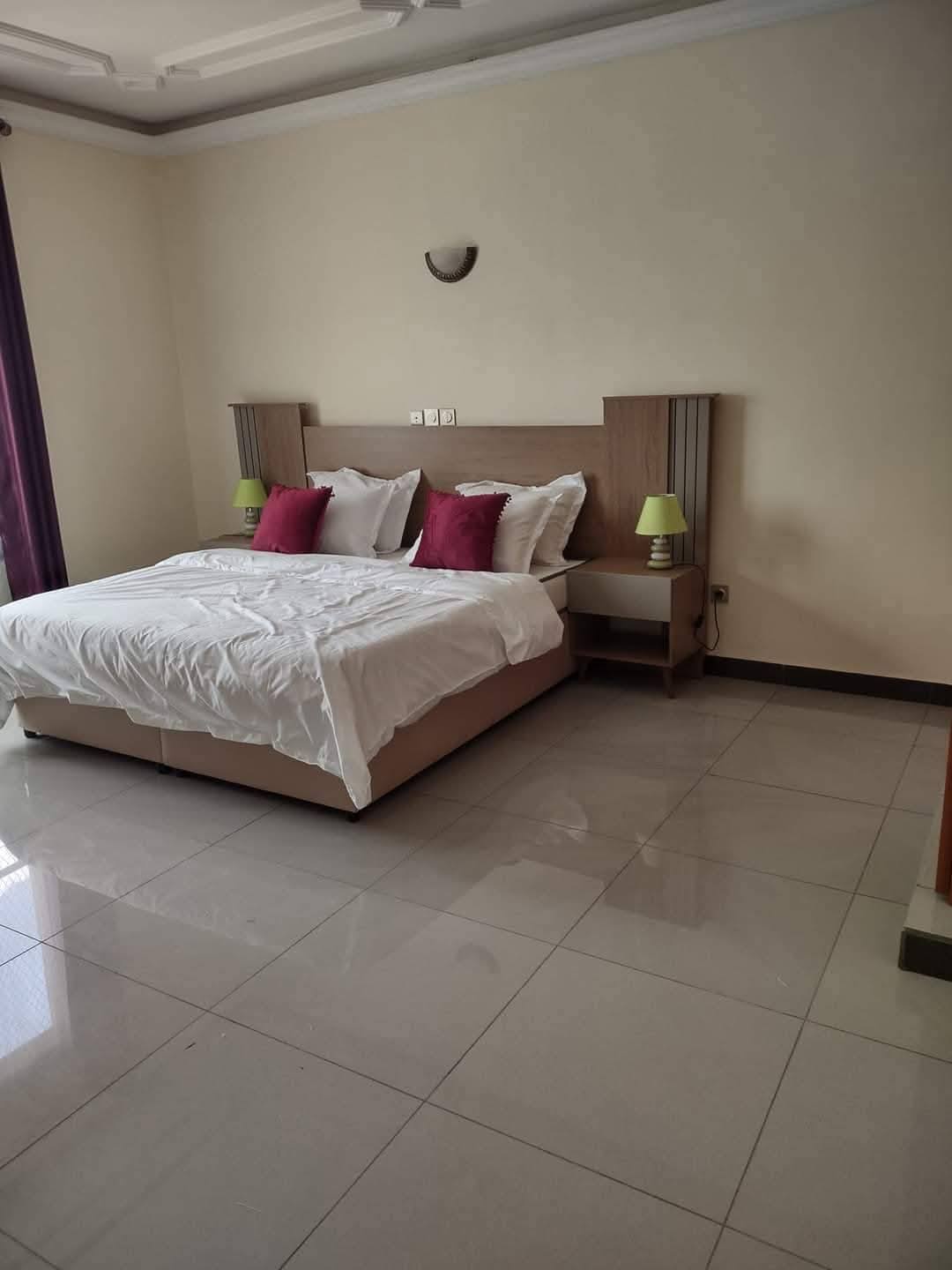 Appartement à louer - Yaoundé, Bastos, bastos - 1 salon(s), 3 chambre(s), 4 salle(s) de bains - 1 300 000 FCFA / mois