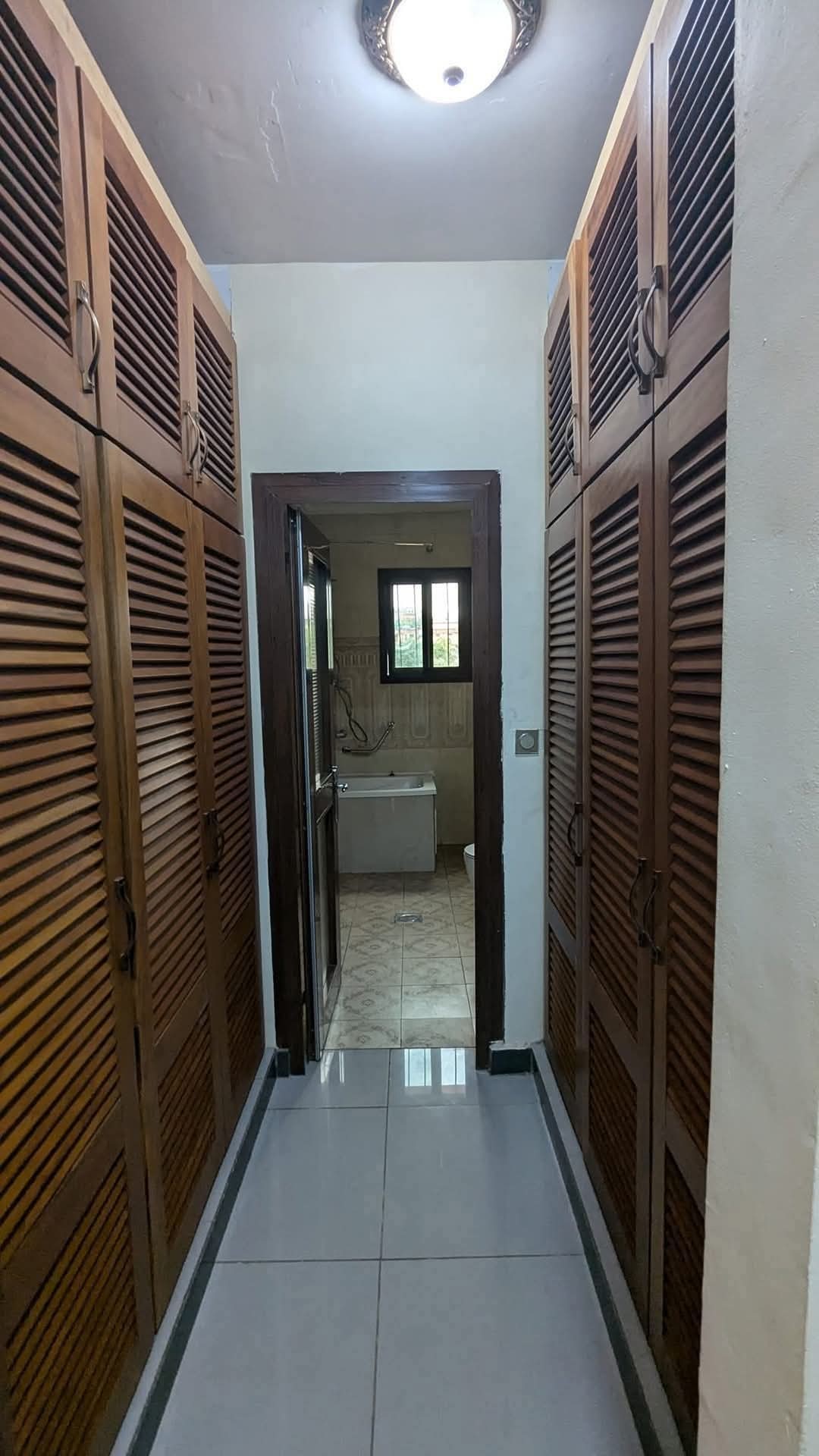 Appartement à louer - Yaoundé, Bastos, bastos - 1 salon(s), 3 chambre(s), 4 salle(s) de bains - 1 300 000 FCFA / mois