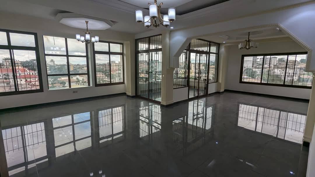 Appartement à louer - Yaoundé, Bastos, bastos - 1 salon(s), 3 chambre(s), 4 salle(s) de bains - 1 300 000 FCFA / mois