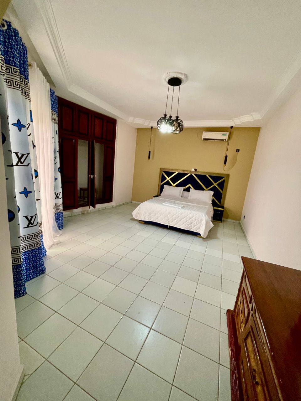 Apartment to rent - Yaoundé, Bastos, bastos - 1 living room(s), 3 bedroom(s), 3 bathroom(s) - 850 000 FCFA / month