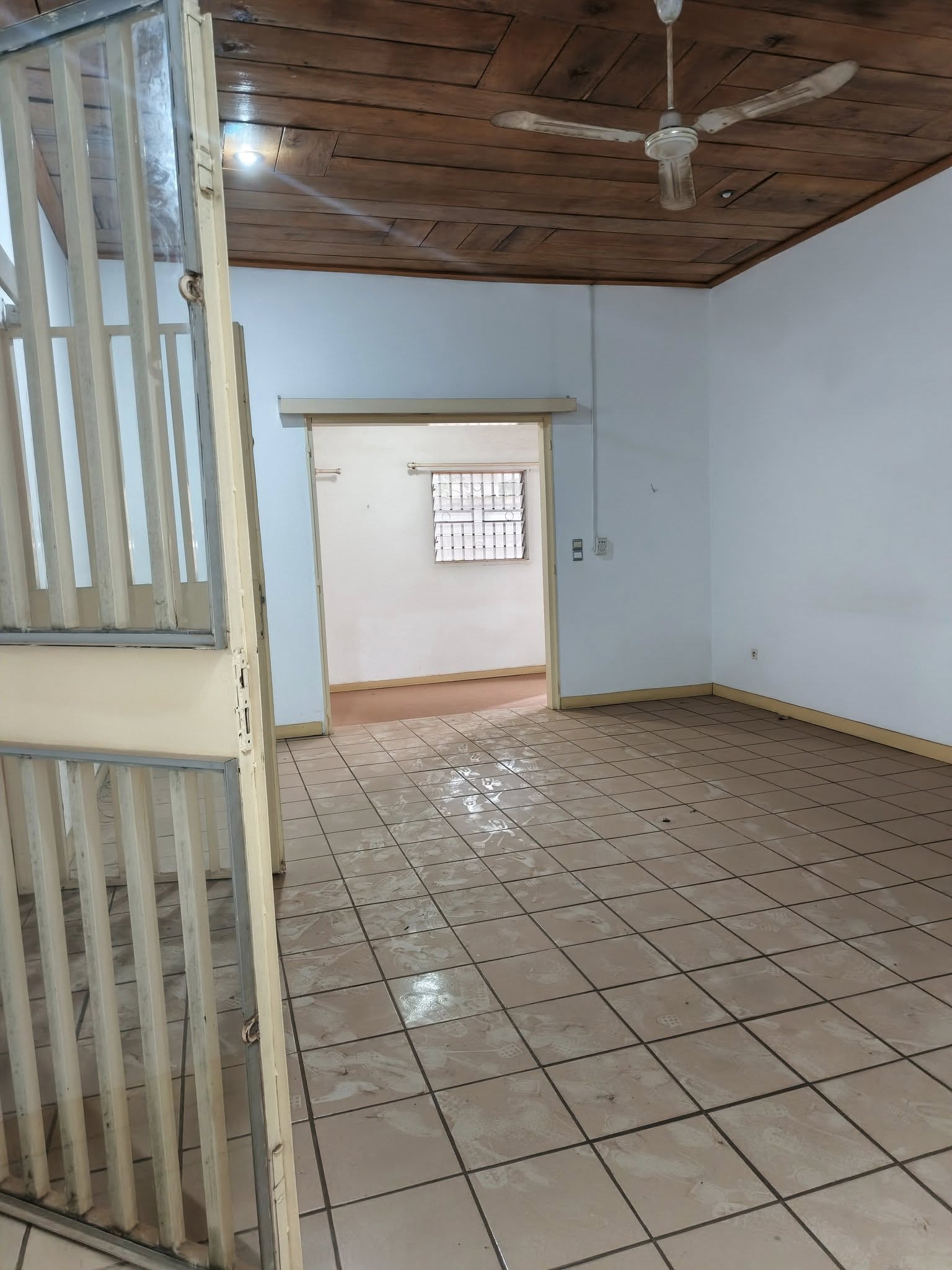 House (Villa) to rent - Yaoundé, Centre administratif, intendance - 2 living room(s), 5 bedroom(s), 6 bathroom(s) - 1 000 000 FCFA / month