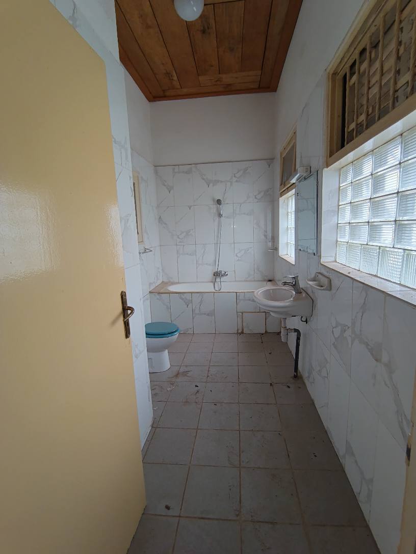 House (Villa) to rent - Yaoundé, Centre administratif, intendance - 2 living room(s), 5 bedroom(s), 6 bathroom(s) - 1 000 000 FCFA / month