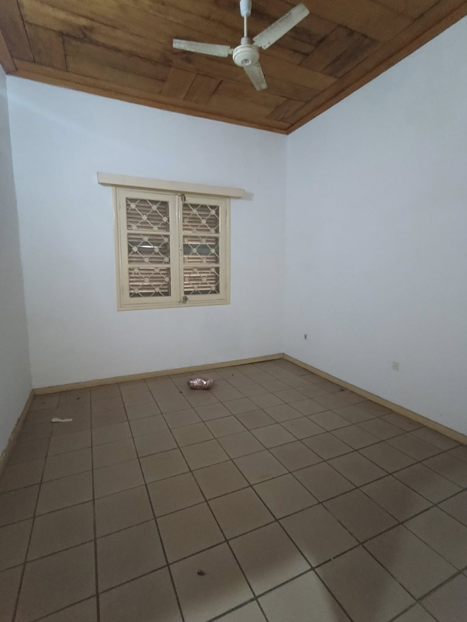 House (Villa) to rent - Yaoundé, Centre administratif, intendance - 2 living room(s), 5 bedroom(s), 6 bathroom(s) - 1 000 000 FCFA / month