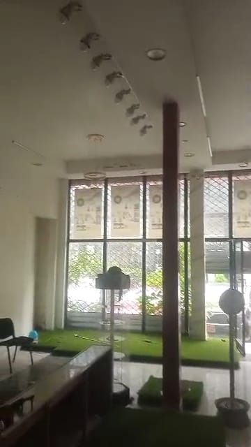 Shop to rent at Douala, Bonapriso, Vaste boutique avec mezzanine à louer à Bonapriso - 120 m2 - 1 500 000 FCFA