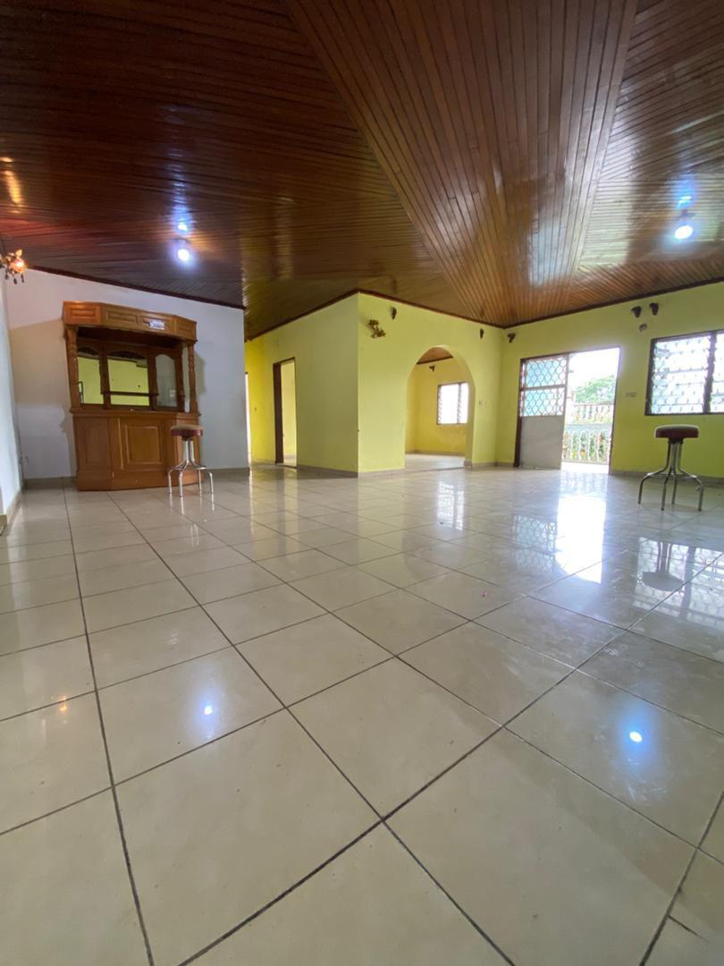 House (Villa) to rent - Douala, PK 10, PK10 - 1 living room(s), 4 bedroom(s), 3 bathroom(s) - 200 000 FCFA / month