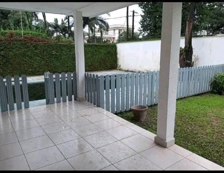 House (Villa) to rent - Douala, Bonapriso, Hydrocarbures - 1 living room(s), 3 bedroom(s), 2 bathroom(s) - 2 300 000 FCFA / month