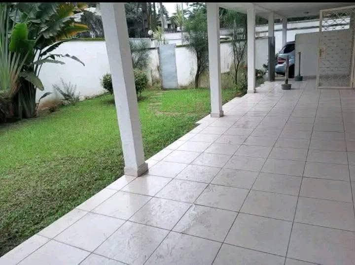 House (Villa) to rent - Douala, Bonapriso, Hydrocarbures - 1 living room(s), 3 bedroom(s), 2 bathroom(s) - 2 300 000 FCFA / month