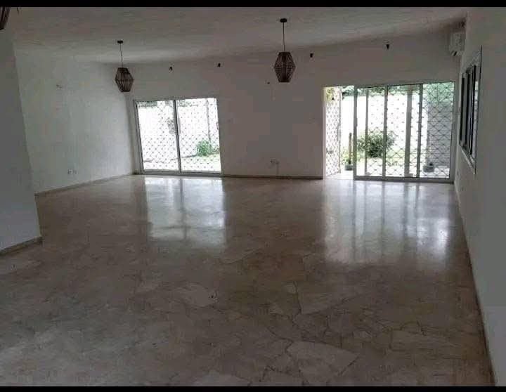 House (Villa) to rent - Douala, Bonapriso, Hydrocarbures - 1 living room(s), 3 bedroom(s), 2 bathroom(s) - 2 300 000 FCFA / month