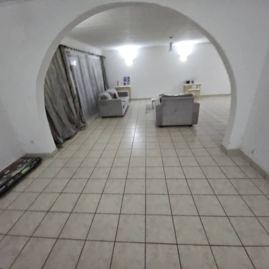 House (Duplex) to rent - Douala, Bonapriso, Hydrocarbures - 1 living room(s), 4 bedroom(s), 4 bathroom(s) - 2 500 000 FCFA / month