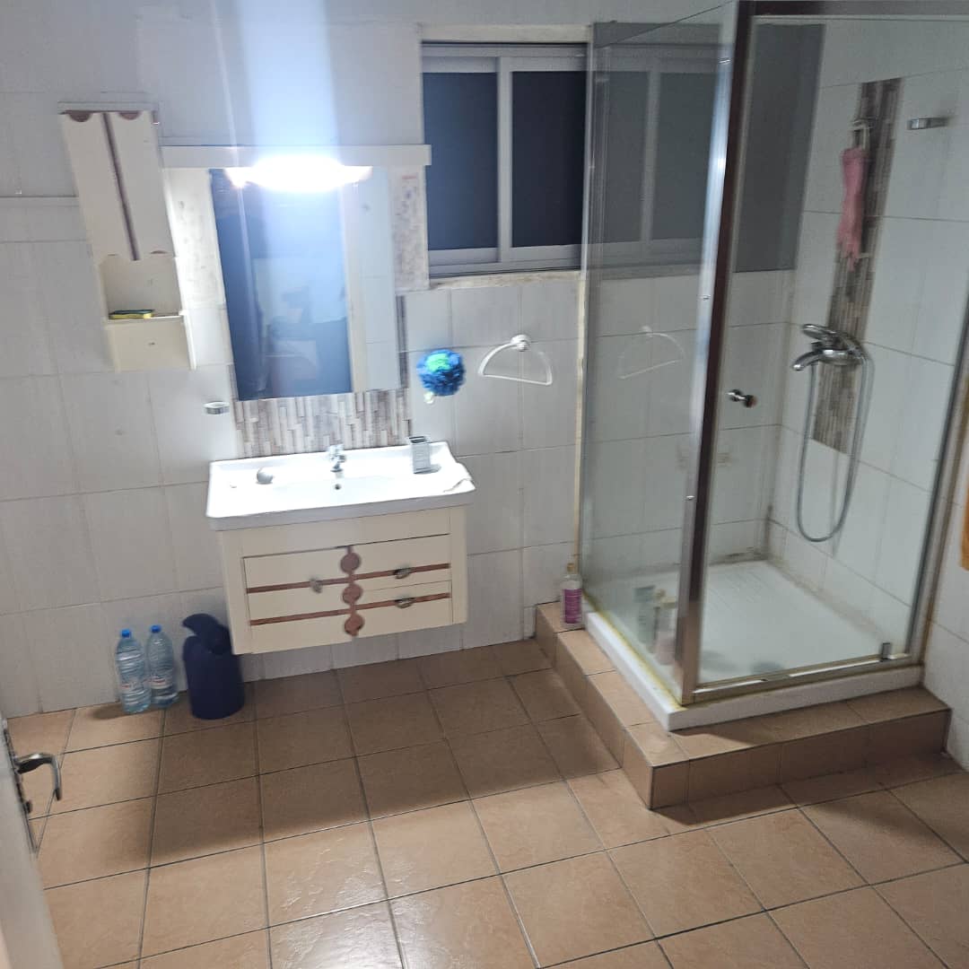 House (Duplex) to rent - Douala, Bonapriso, Hydrocarbures - 1 living room(s), 4 bedroom(s), 4 bathroom(s) - 2 500 000 FCFA / month