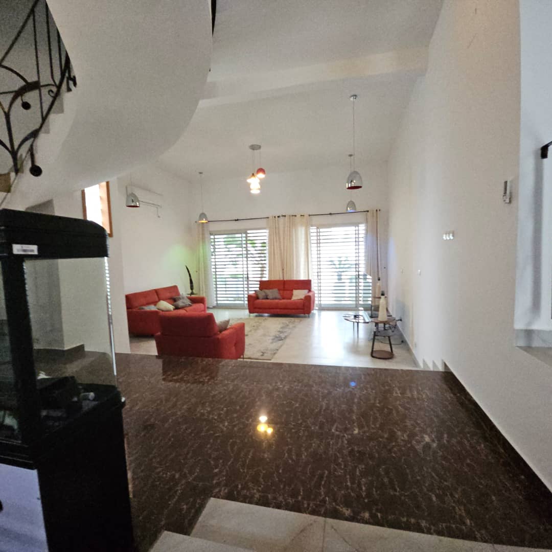 House (Duplex) to rent - Douala, Bonapriso, Très bon duplex - 2 living room(s), 6 bedroom(s), 6 bathroom(s) - 3 500 000 FCFA / month