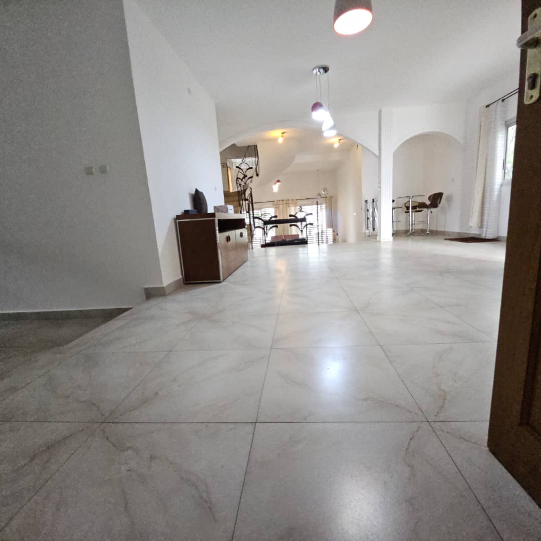 House (Duplex) to rent - Douala, Bonapriso, Très bon duplex - 2 living room(s), 6 bedroom(s), 6 bathroom(s) - 3 500 000 FCFA / month