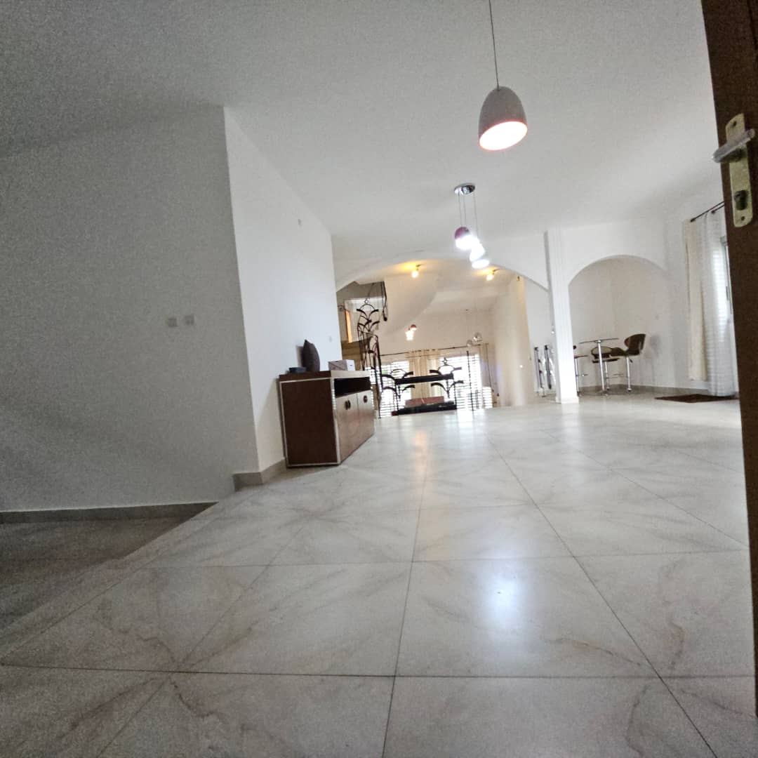 House (Duplex) to rent - Douala, Bonapriso, Très bon duplex - 2 living room(s), 6 bedroom(s), 6 bathroom(s) - 3 500 000 FCFA / month