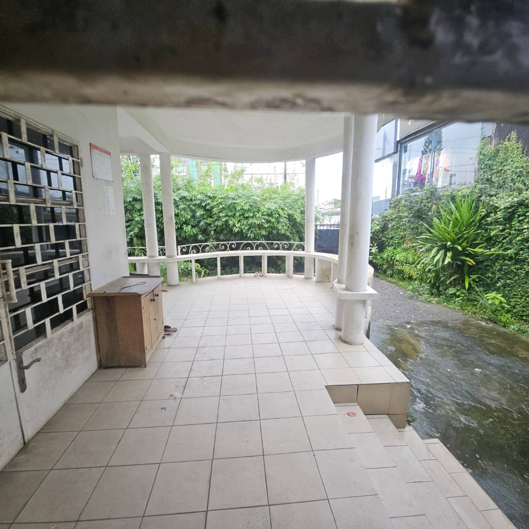 House (Villa) to rent - Douala, Bali, Villa commercial uniquement pour bureau - 1 living room(s), 4 bedroom(s), 3 bathroom(s) - 1 200 000 FCFA / month